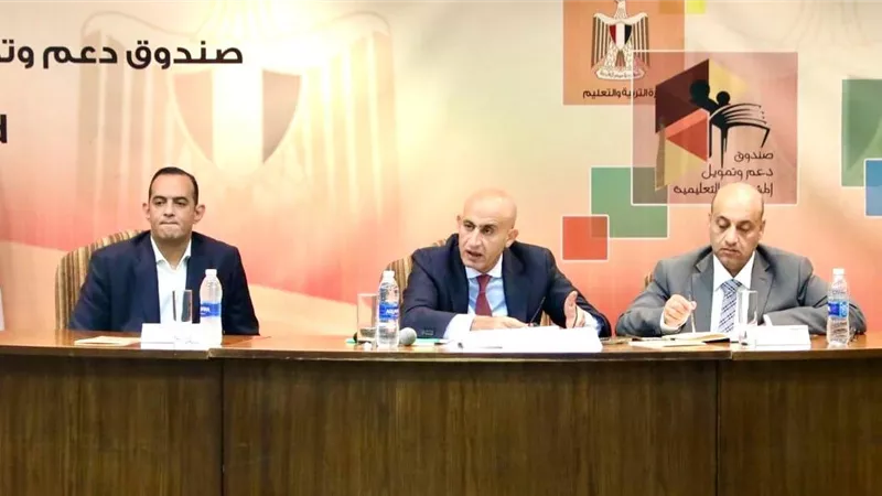 وزير التربية والتعليم يناقش أهم المقترحات والحلول المقدمة لمواجهة تحديات الكثافات الطلابية 