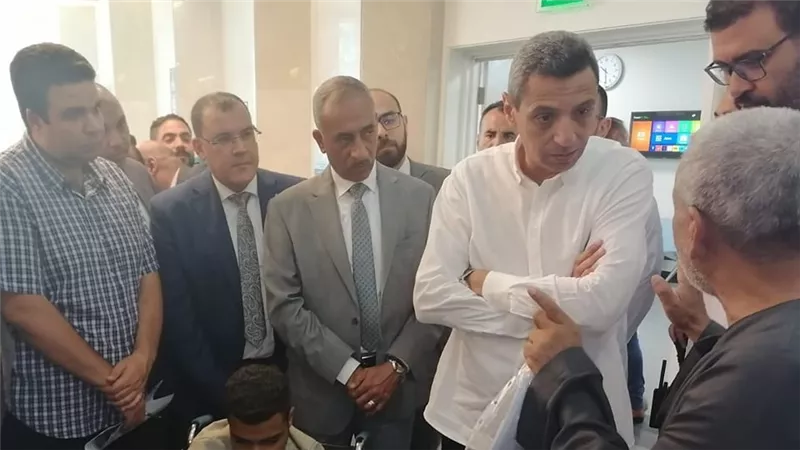  محافظ السويس في المجمع الطبي يستمع لمطالب المرضى وذويهم المواطنين