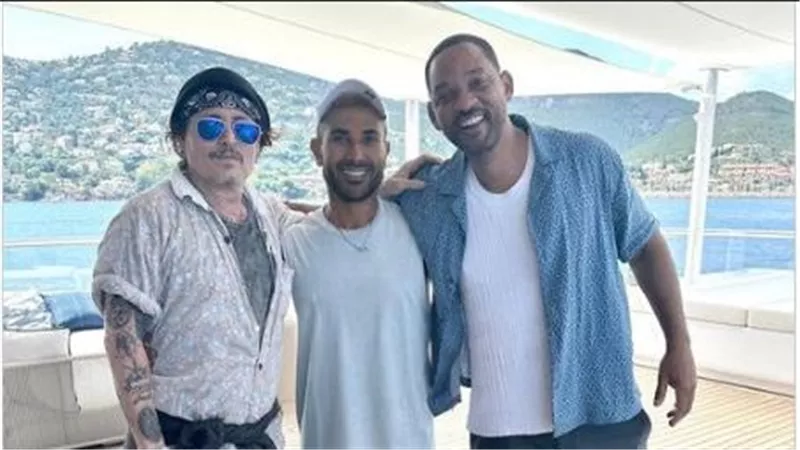 أحمد سعد يثير جدلا بصورة تجمعه مع ويل سميث وجوني ديب