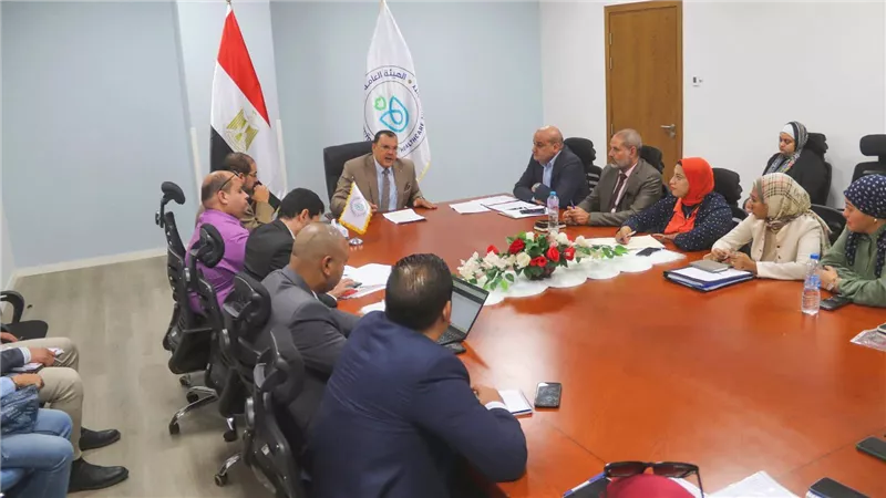 الحفناوي يترأس الإجتماع اليومي لقيادات هيئة الرعاية الصحية بالسويس