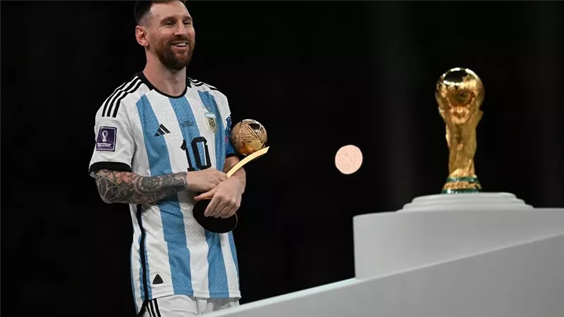 حكومة الأرجنتين تطالب ميسي بالاعتذار لأنهاء أزمة العنصرية ضد فرنسا