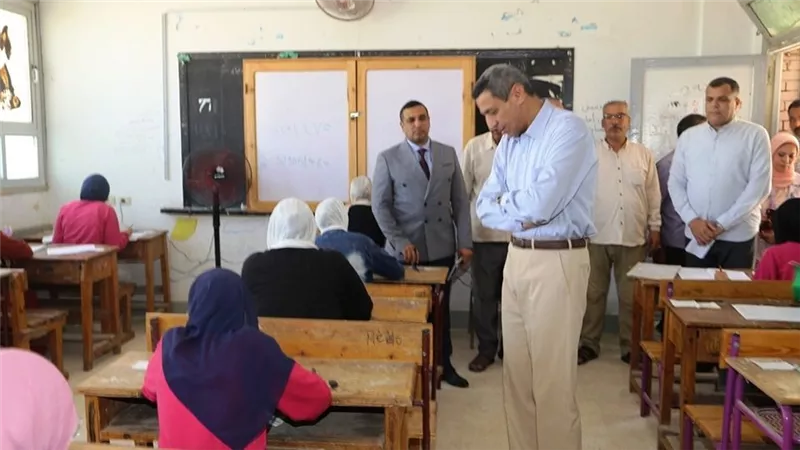 محافظ السويس يتابع إمتحانات  الثانوية العامة بمدرسة أسماء بنت أبي بكر