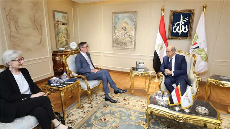 وزير الطيران المدني يلتقي نائب الرئيس التنفيذي لمجموعة Thales الفرنسية العالمية 