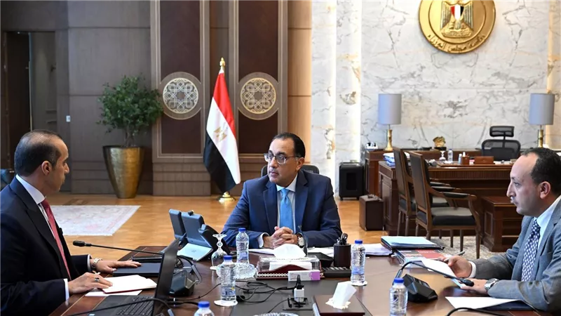 رئيس الوزراء يلتقي وزير الشئون  النيابية والقانونية والتواصل السياسي