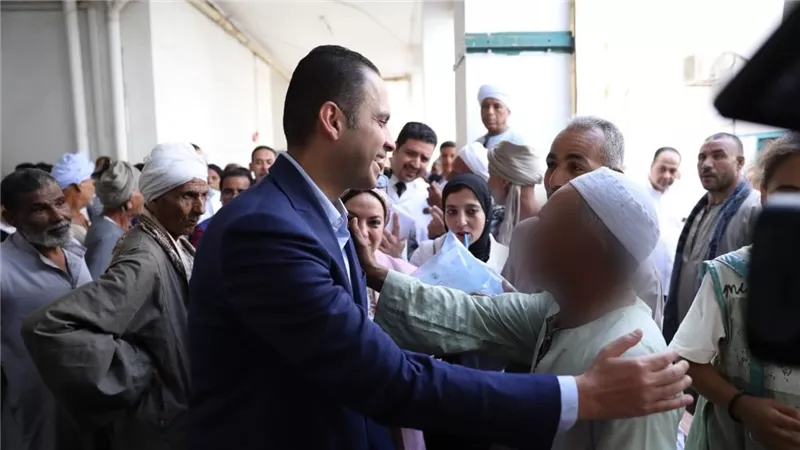 نائب وزير الصحة يؤكد على توفير الأدوية والمستلزمات بسوهاج بعد الإنصات لآراء المرضى