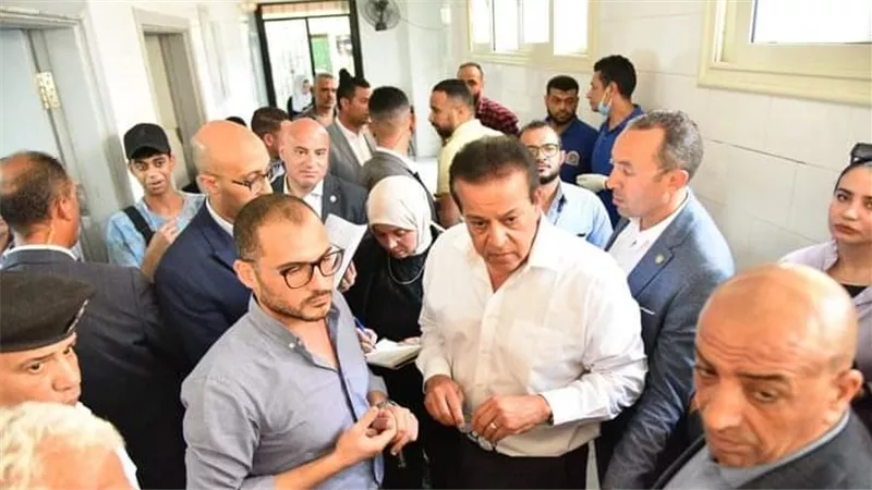 نائب رئيس الوزراء ووزير الصحة يجري جولة ميدانية مفاجئة بعدد من المستشفيات بالجيزة