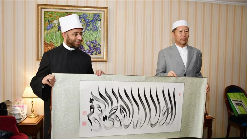 وزير الأوقاف يلتقي رئيس الجمعية الإسلامية الصينية والوفد المرافق له