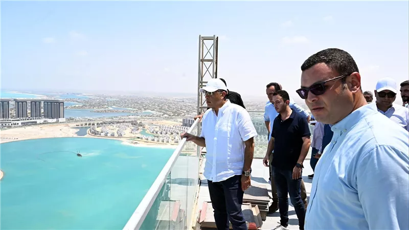 رئيس الوزراء يتفقد 