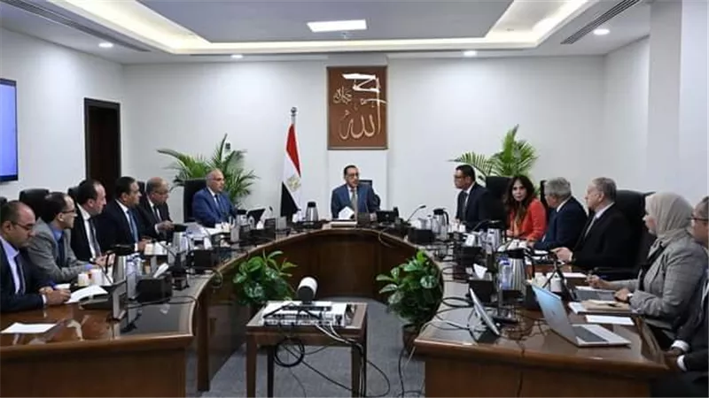 رئيس الوزراء يتابع الجهود الخاصة بتطهير مصرف 