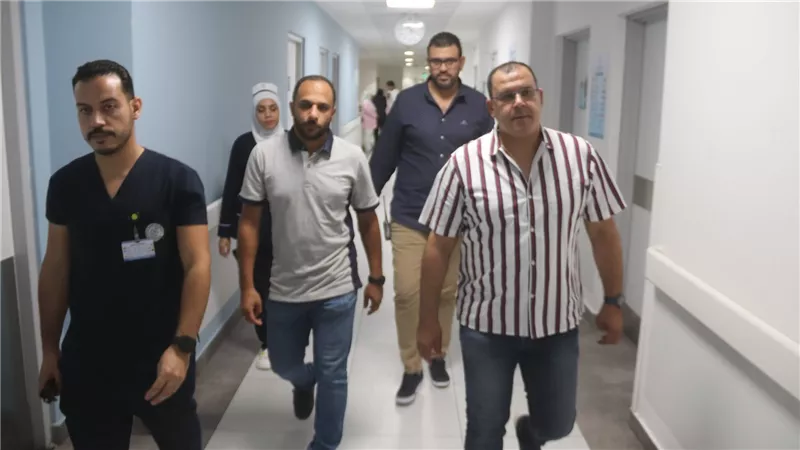 الحفناوي يفاجيء مجمع السويس الطبي للأطمئنان على سير العمل