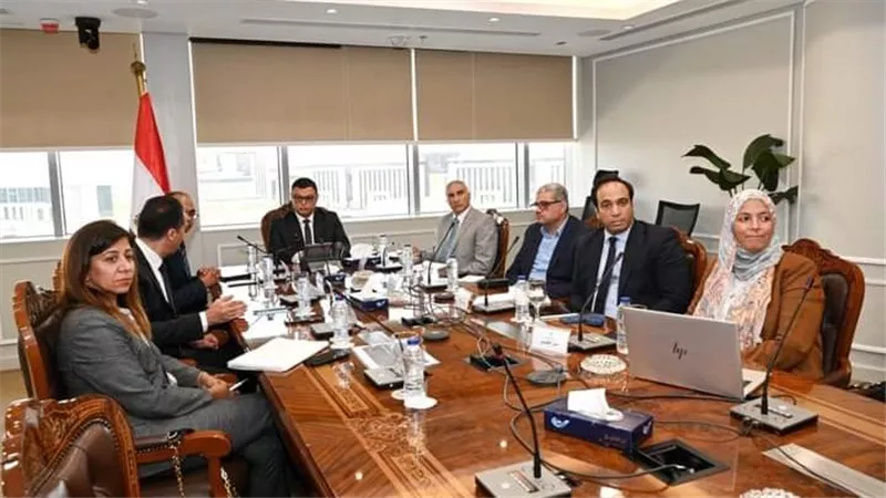 وزير الإسكان يبحث مع مسئولى شركة 
