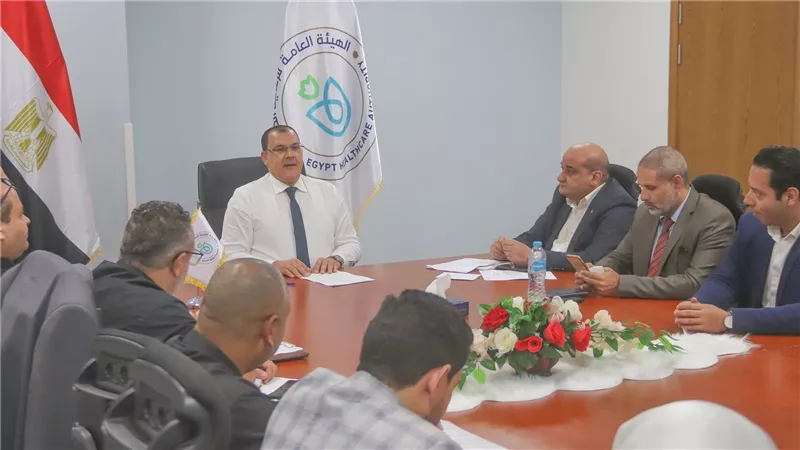  الحفناوي يبحث مع قيادات الرعاية الصحية بالسويس موقف تجهيزات مستشفى الجراحات