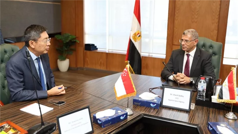 سفير سنغافورة يزور وكالة الفضاء المصرية لبحث التعاون في تكنولوجيا علوم الفضاء