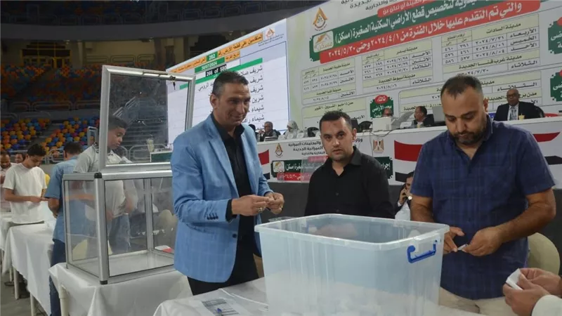 وزير الإسكان: استمرار فعاليات قرعة تخصيص الأراضي السكنية بمدينتي بدر وغرب قنا