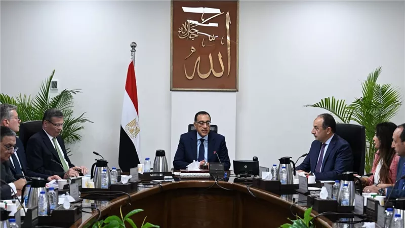 رئيس الوزراء يتابع موقف إنتاج الأسمدة بعد استئناف عمل المصانع