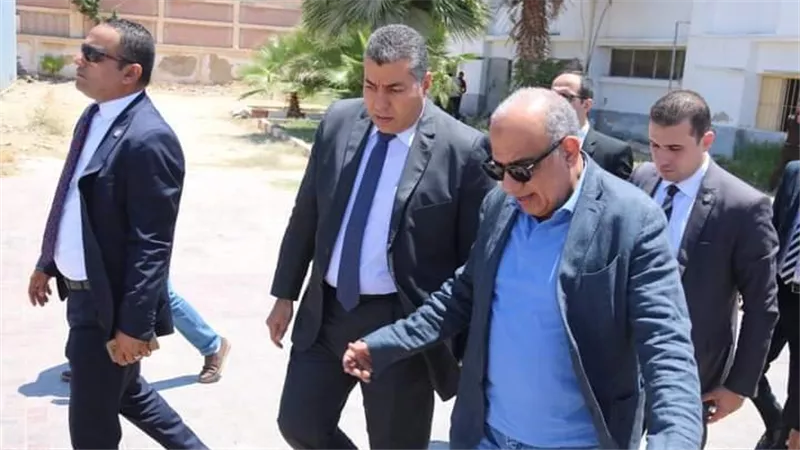 وزير الكهرباء يتفقد هندسة كهرباء برج العرب ويجرى حوارا مع المواطنين داخل مركز خدمة العملاء