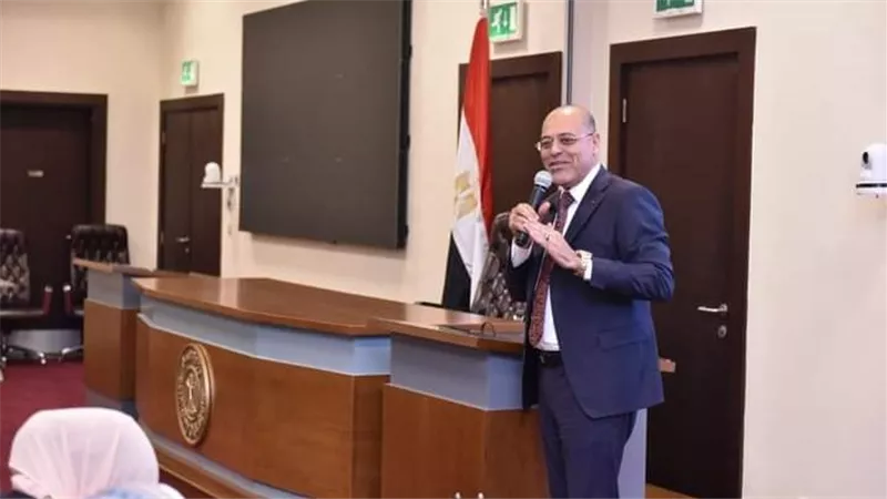 وزير العمل يترأس إجتماع 