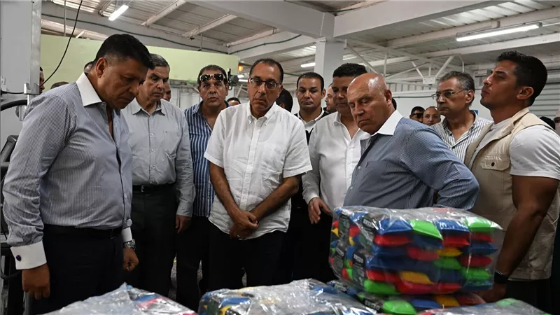 رئيس الوزراء يتفقد مصنع الشركة المصرية الأفريقية لصناعة الأسفنج والبلاستيك بمجمع 