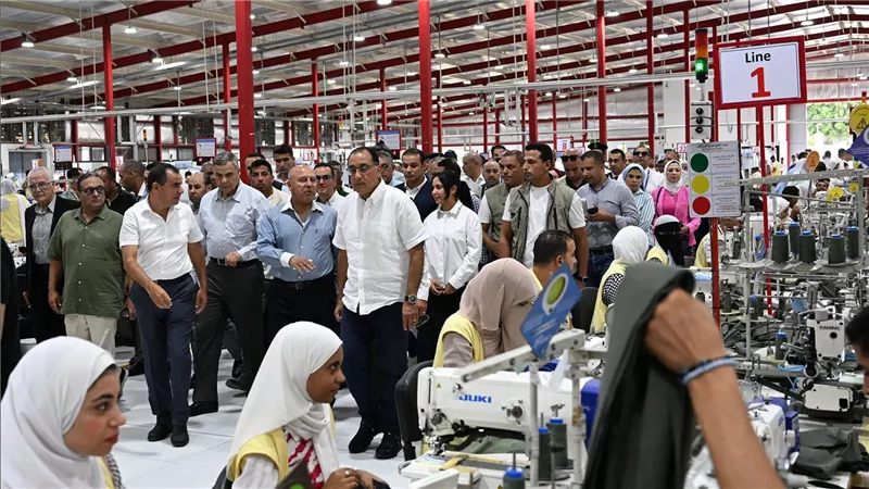 رئيس الوزراء يتفقد مصنع 