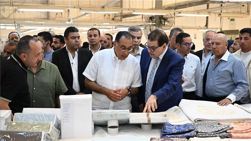 رئيس الوزراء يتفقد مصنع شركة 
