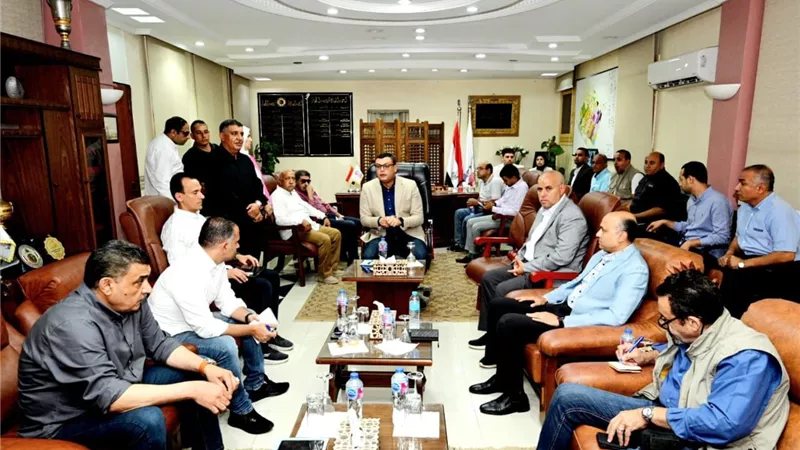 وزير الإسكان يعقد اجتماعا بمقر جهاز 