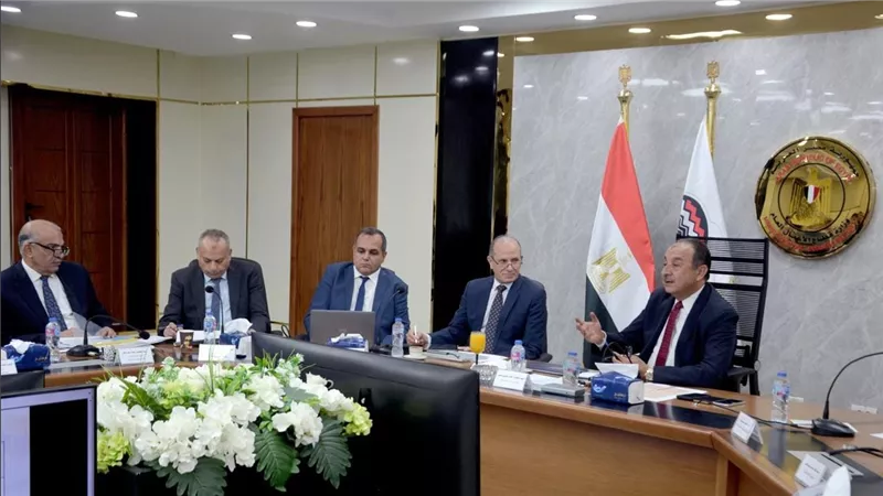 وزير قطاع الأعمال يعقد اجتماعا موسعا برؤساء شركات المقاولات والتطوير العقاري 