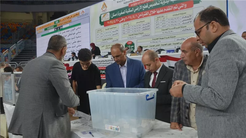 وزير الإسكان: استكمال فعاليات قرعة تخصيص الأراضي السكنية بمدينة السادات لليوم الثالث بين ٩٨٦٠ مواطنا