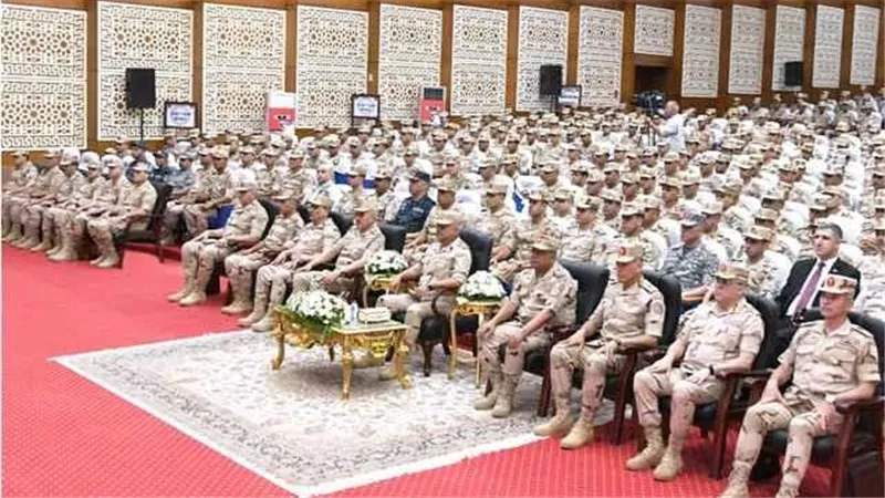 وزير الدفاع يلتقى بعدد من رجال القوات المسلحة بالمنطقة الغربية