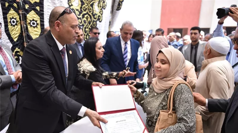 وزير العمل يُسلم عقود عمل لذوي همم وجوائز وشهادات لخريجي مراكز التدريب المهني 