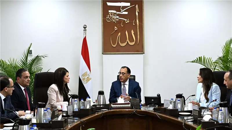 رئيس الوزراء يتابع مع وزيرة التخطيط سير برامج تعزيز مشاركة القطاع الخاص ودعم ريادة الأعمال
