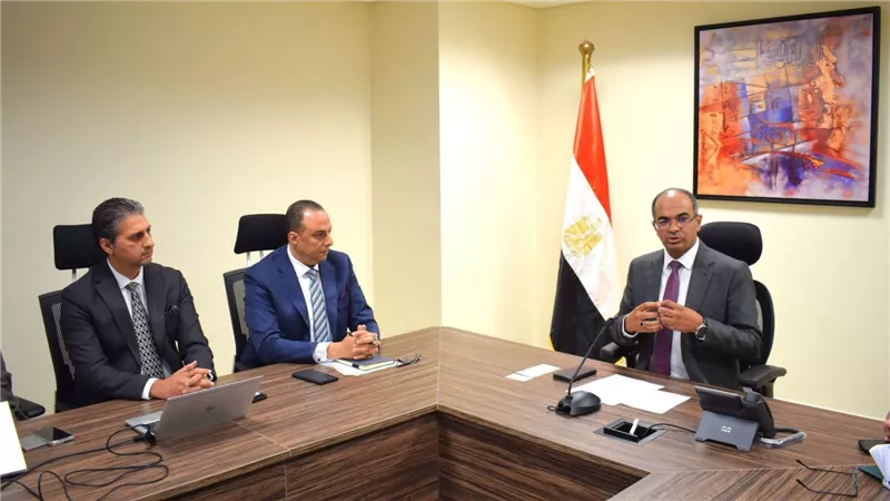 نائب وزير الإسكان يلتقي مسئولي شركة 