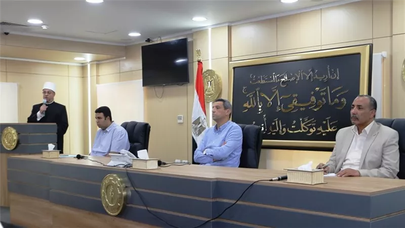  محافظ السويس يعقد مؤتمراً بحضور أئمة ومشايخ المحافظة