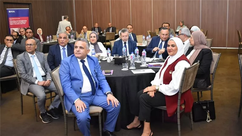 رئيس جامعة السويس يشارك فعاليات ندوة 