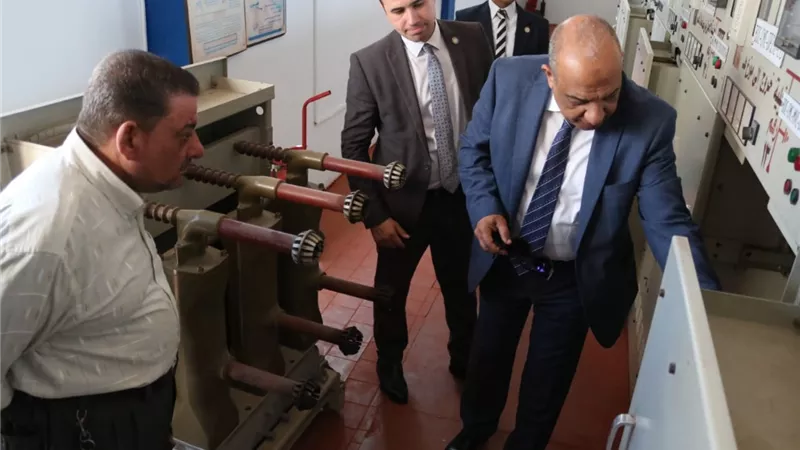 وزير الكهرباء يواصل جولاته الميدانية ويتفقد هندسة كهرباء مارينا 