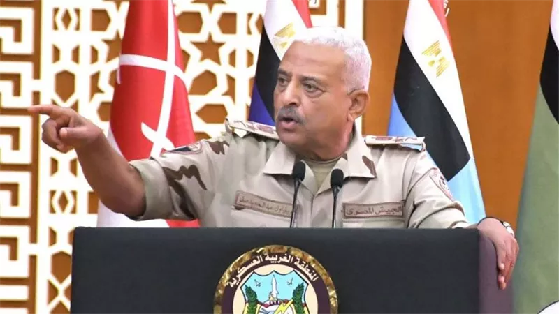 الفريق أول عبد المجيد صقر يلتقى عددا من مقاتلى المنطقة الجنوبية العسكرية