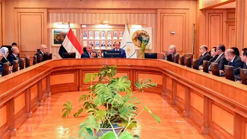 رئيس العربية للتصنيع ورئيس جامعة حلوان يبحثان سبل تنفيذ المشروعات البحثية والإبتكارات الطلابية