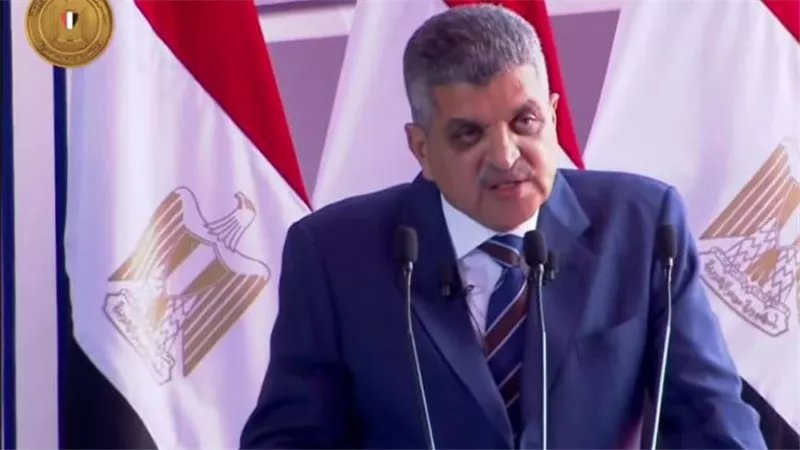 قرار جمهورى بمد خدمة أسامة ربيع رئيسا لإدارة هيئة قناة السويس لمدة عام