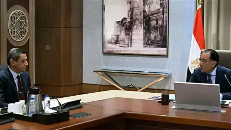 رئيس الحكومة يتابع مع محافظ السويس موقف تنفيذ مشروع المبادرة الرئاسية
