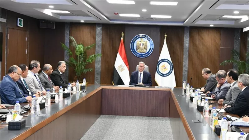 وزير البترول: تشكيل لجنة استشارية منوطة بزيادة إنتاج الحقول وإدارة الخزانات البترولية