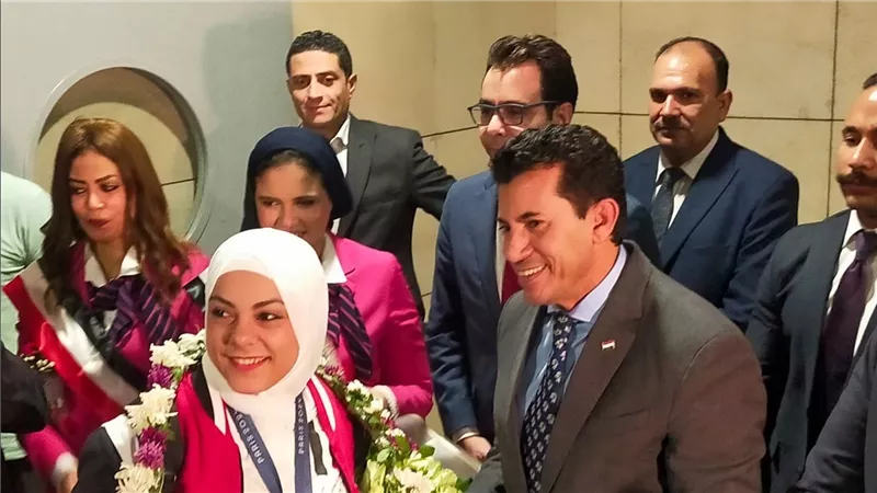 وزير الشباب والرياضة يستقبل أبطال مصر بمطار القاهرة