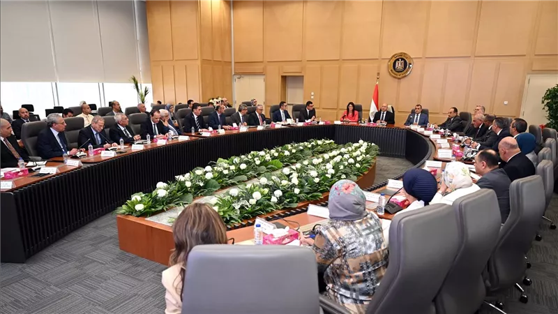 الوزير يترأس الاجتماع الثالث للمجموعة الوزارية للتنمية الصناعية بحضور ممثلي شعبتي السيراميك والسيارات باتحاد الصناعات 