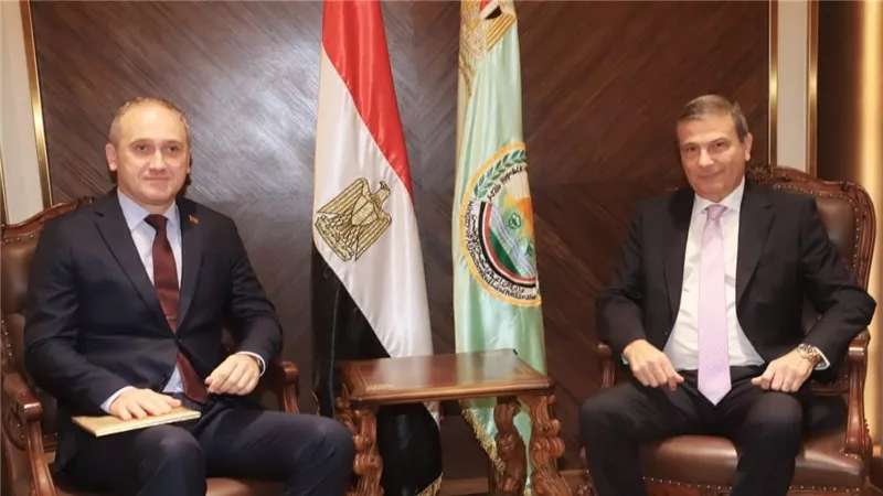 وزير الزراعة يبحث مع السفير البيلاروسي بالقاهرة التعاون في مجال الميكنة الزراعية والصادرات الزراعية 
