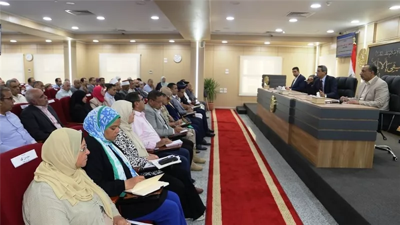 في لقاؤه بالأجهزة التنفيذية.. محافظ السويس يمنع دخول التوكتوك للمدينة