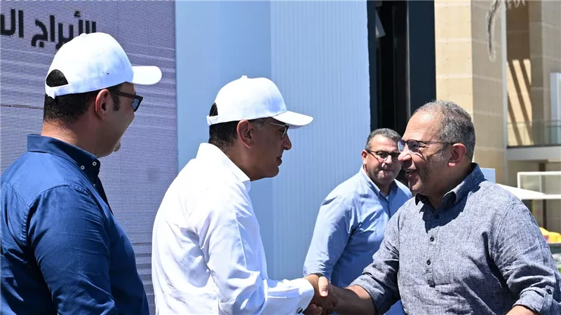 رئيس الوزراء يسلم عقود عدد من الوحدات السكنية المتنوعة بمدينة العلمين الجديدة