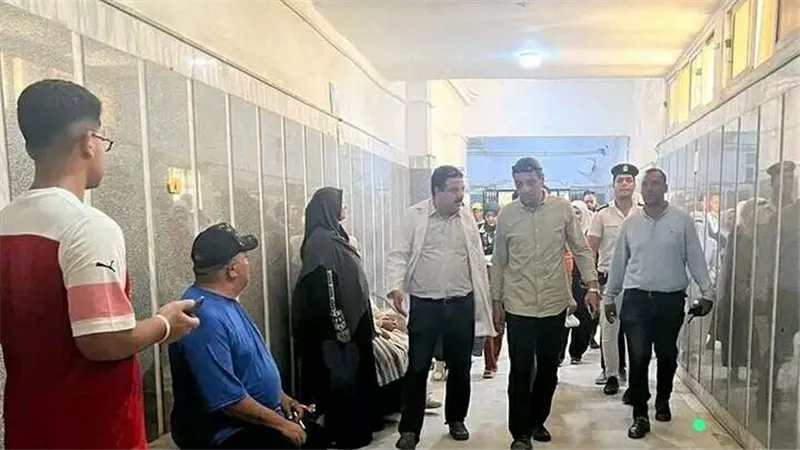 محافظ السويس في جولة مفاجئة لعدد من مواقع العمل والمصالح الحكومية 