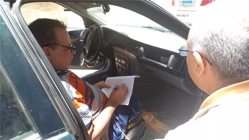 مدير فرع محوالأمية بالسويس تجري إمتحان لأحد المواطنين داخل سيارته