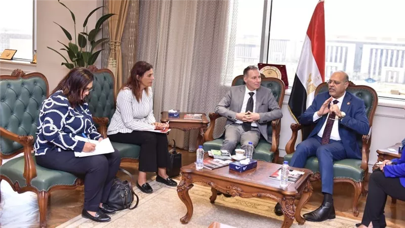 وزير العمل يستقبل وفدًا من برنامج الأغذية العالمي 