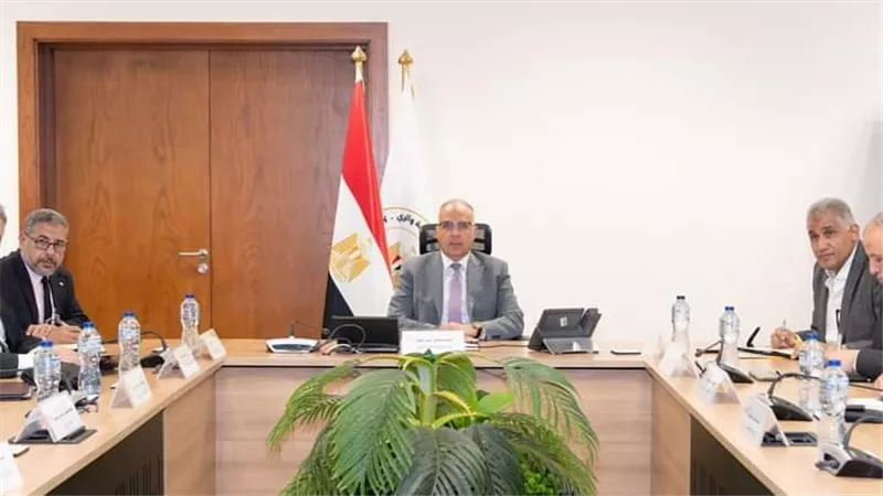 سويلم يتابع تقييم مجهودات الوزارة المبذولة خلال فترة أقصى الإحتياجات المائية