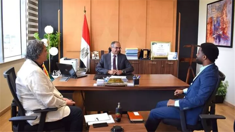 نائب وزير الإسكان يبحث فرص التعاون مع شركة هولندية رائدة في تنفيذ محطات المياه والصرف 
