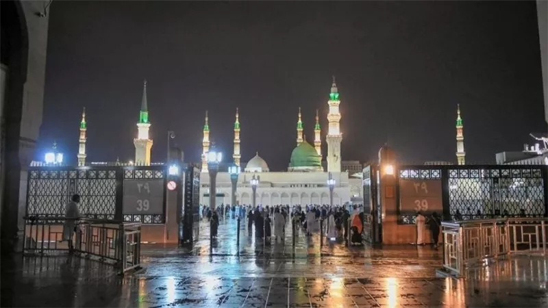 هطول أمطار غزيرة على المسجد النبوى بالمدينة المنورة 